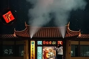 《折叠地图》封面,摊开又被折起的纸质地图